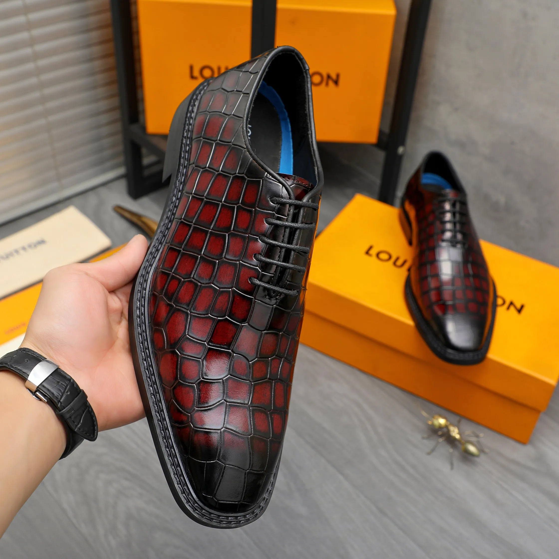 Men's shoes 💰p480 Product trademark: LV (Louis Vuitton) business lace-up leather shoes Regular size: 38-45 (45 is custom-made and non-returnable) Product materials: Selected high-quality color-grabbed stone grain cowhide upper, cowhide lining, rubber outsole
